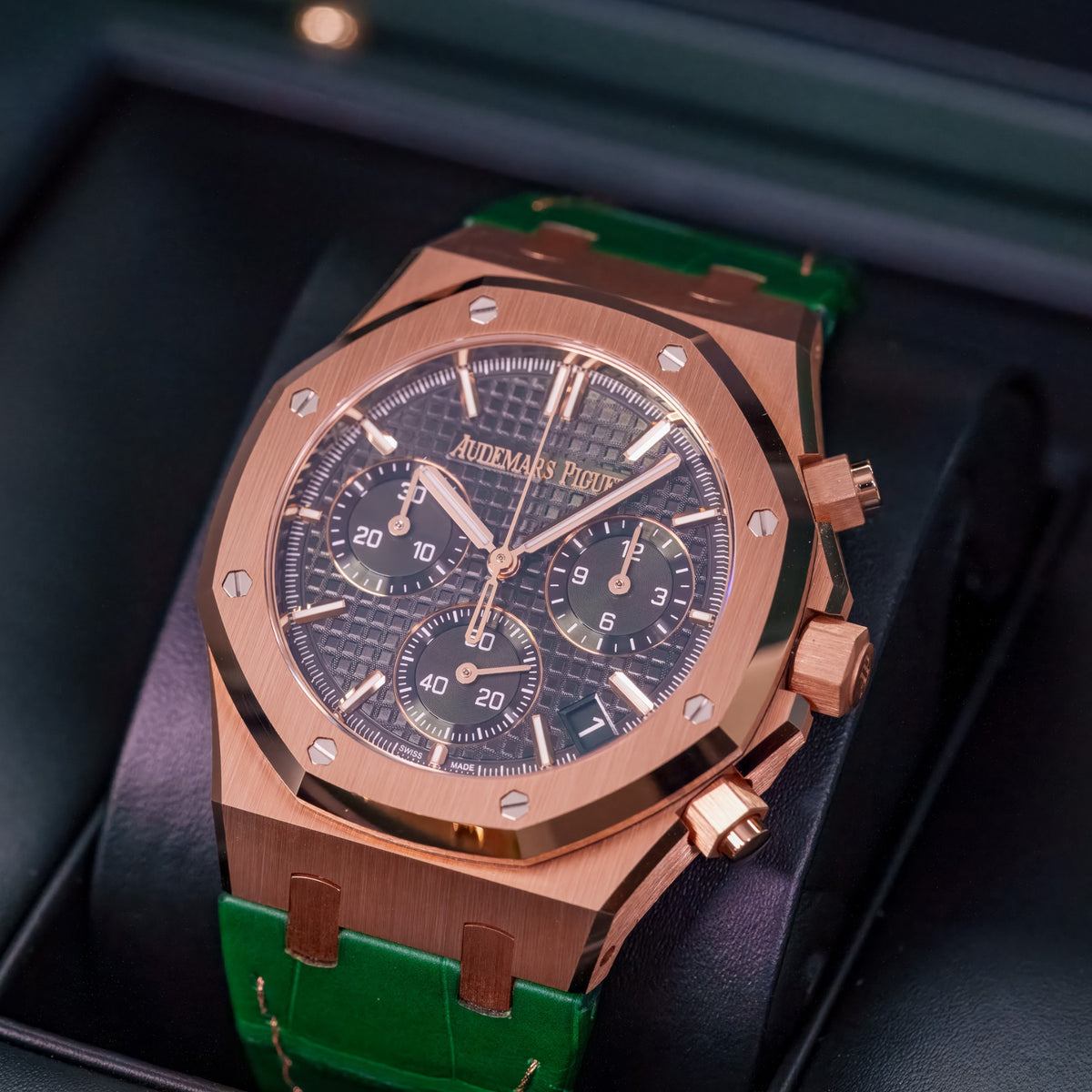 Audemars Piguet Royal Oak Chronograph - 26240OR.OO.D404CR.02